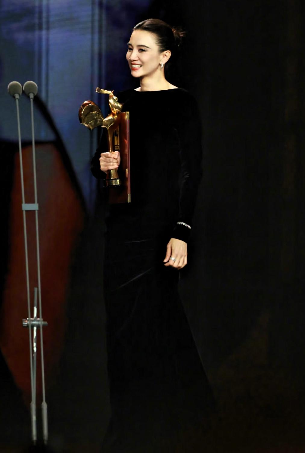 一觉醒来，宋佳天塌了，就因为得个金鸡奖，网友却炸开锅了！有人说她是“历