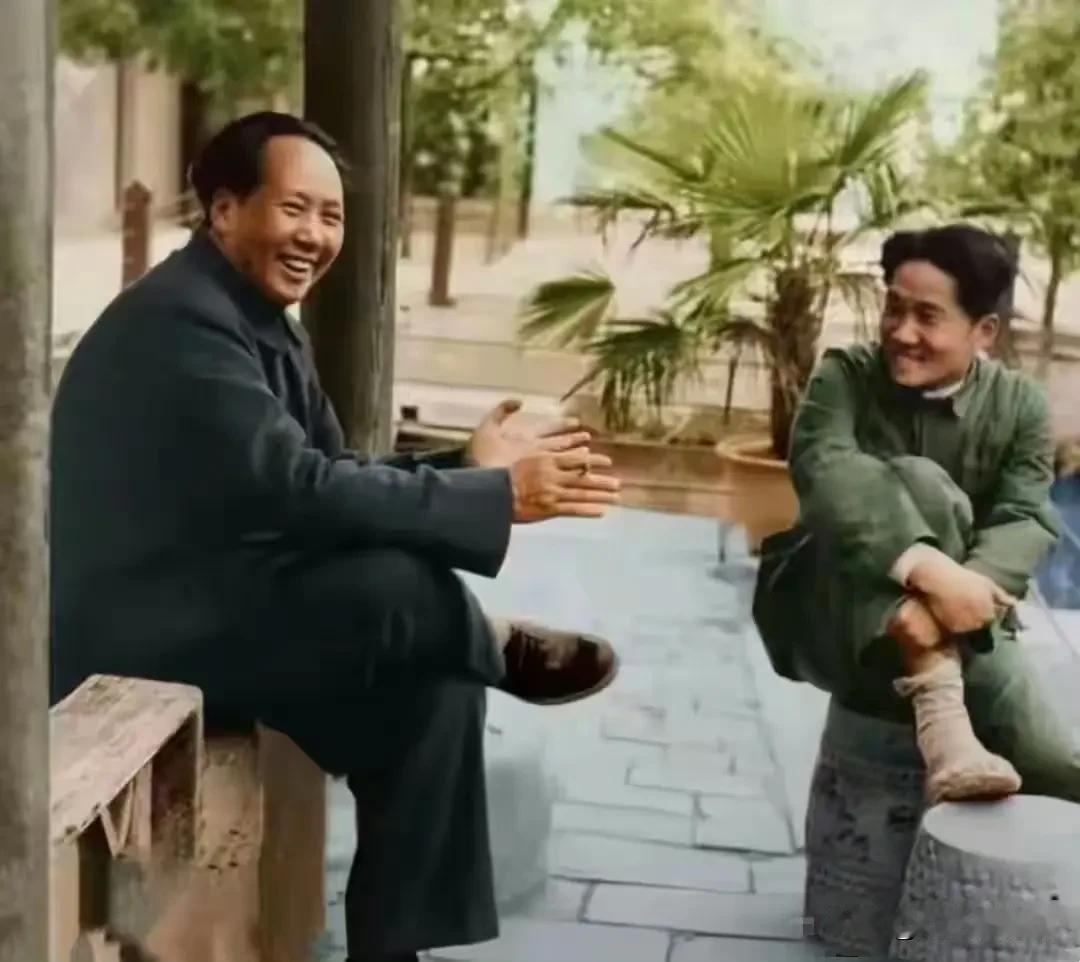 这两组上色修复的珍贵老照片，定格了毛主席与长子毛岸英相处的温情瞬间。庭院草木葱茏