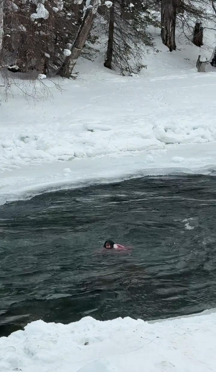【喀纳斯一女孩坠冰河母亲为救女跳河，施救者：当时气温大概零下20多度】母女坠入冰