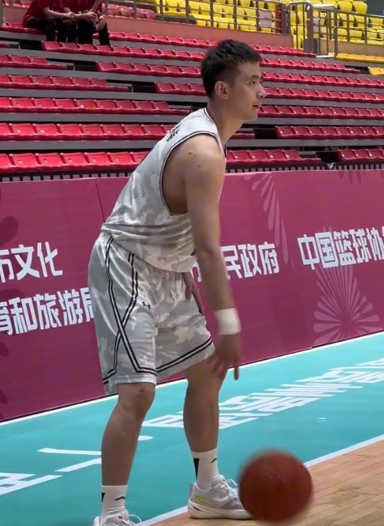 辽宁队提前2个小时到球馆进行热身，赵继伟右手手腕缠着绷带，看样子要带伤打了，韩德