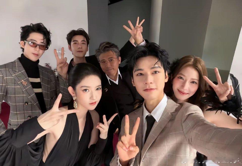 没想到王玉雯不但长的漂亮，身材棒，而且人缘也这么好。你瞧在星光大赏活动现场，这么