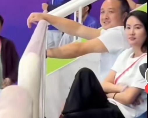 让这个美女给惊艳到了，她优雅地端坐在观看台上，美丽又大方。她趴在栏杆，把自己缩小