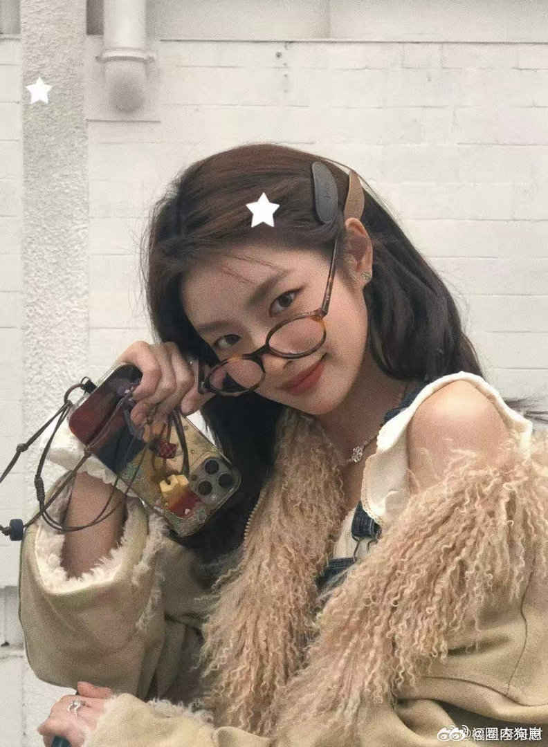 徐若晗桃花坞第一大漏勺她直播讲桃花坞讲得正嗨，完全忘了在直播，徐志胜赶紧打断她