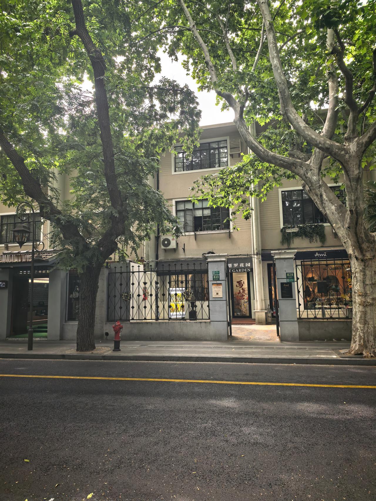 在上海开网约车，到底能赚多少钱？我儿子在上海工作，所以我经常到上海来，差不多