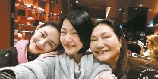 这次，黄春梅估计气的晚上都睡不着觉了，不是因为汪小菲不给她看孙女，也不是因为葛斯