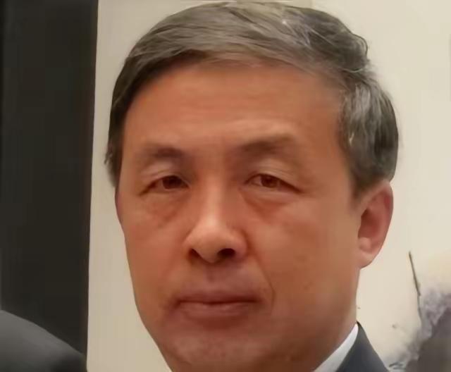 【还记得他吗？】中国现在向美国投降还来得及再晚就要跪着了。​​抛出这句惊雷般