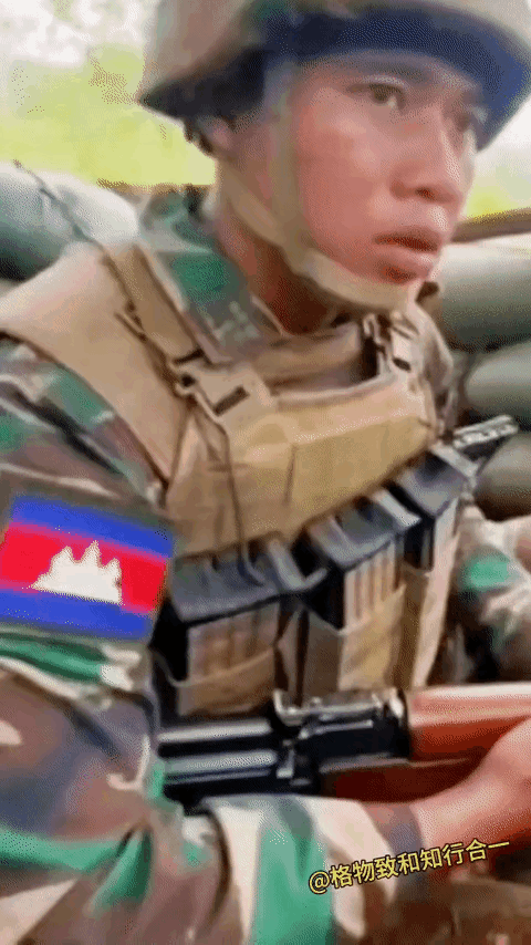 这位柬埔寨士兵正在接受采访的时候，被狙击手击毙。​