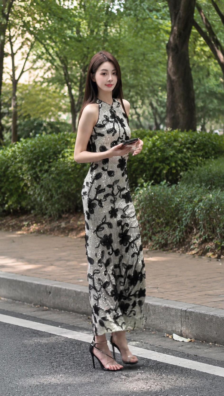 每次出门选衣服愁坏了，普通连衣裙不够吸睛，传统旗袍又太老气？夏天穿得少又怕走光