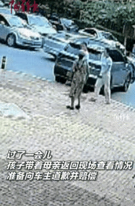 “都是讲究人”！辽宁大连，小男孩骑车时不小心剐蹭到一辆轿车，看四下无人，骑着车就
