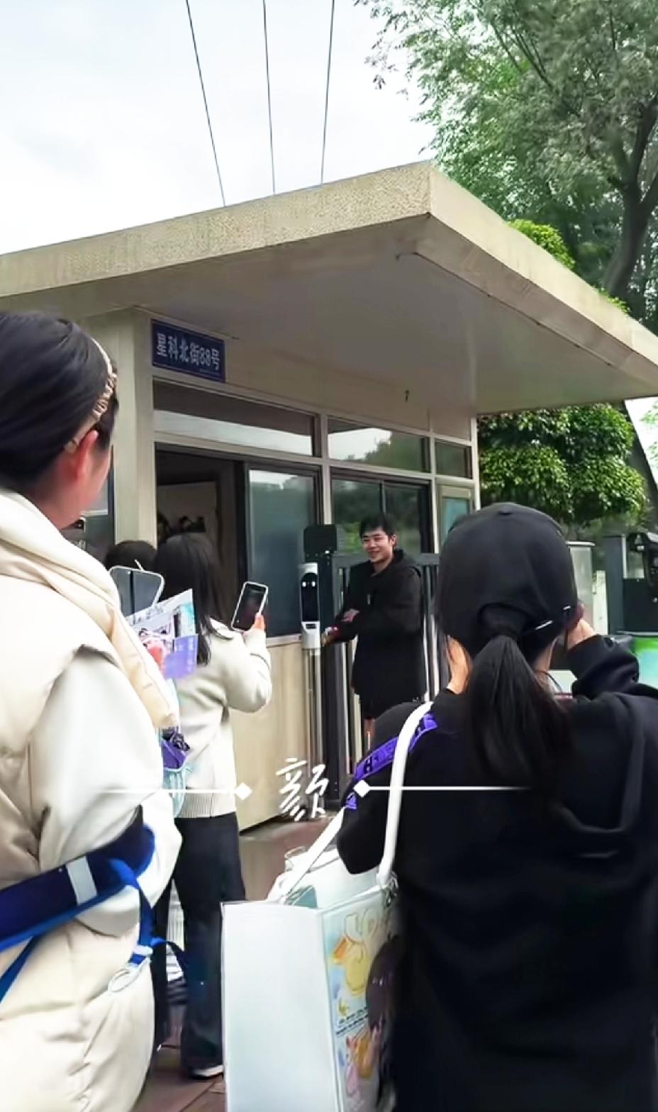 草莓熊都懵了，难道自己进了盘丝洞，被夸的耳根子都红了，女球迷们太热情了。