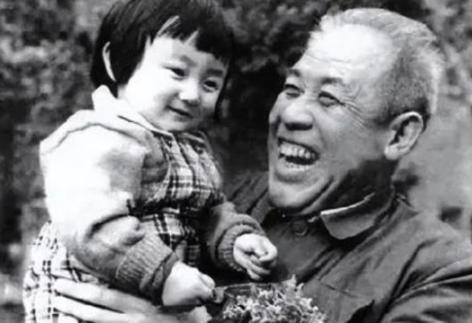 80年代，西安市长张铁民坐公交车，没想到却遭售票员冷遇，张铁民：“被开除了”。[