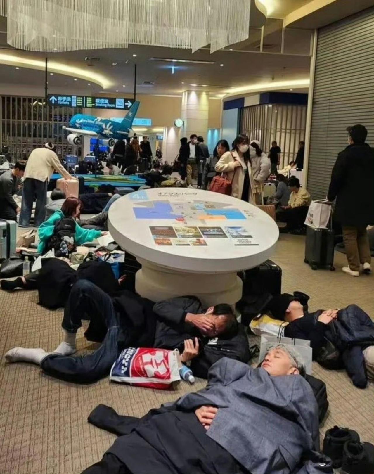 日本北海道暴雪来袭，机场直接“罢工”，7000多人瞬间被困！中国游客们原地懵圈：