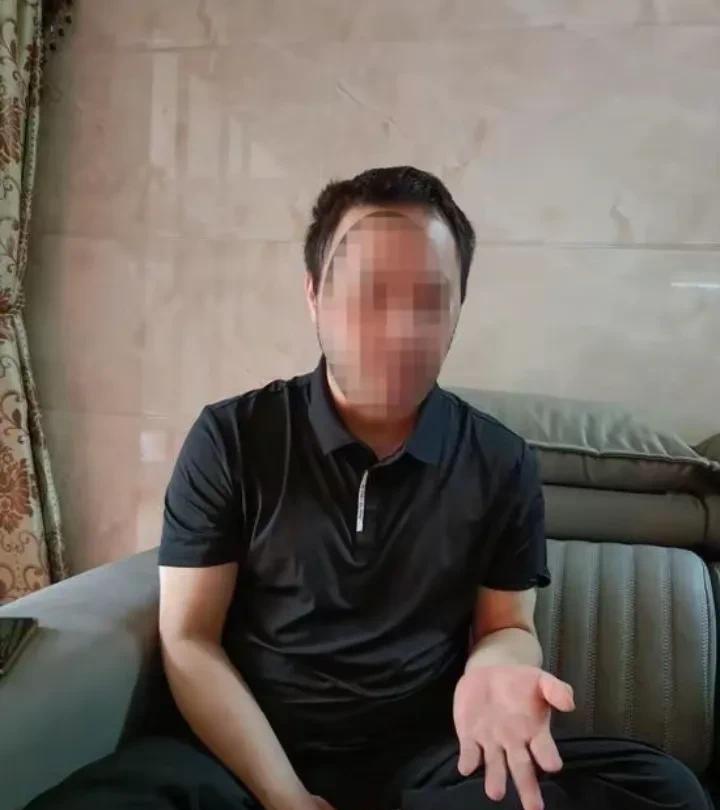 一点儿也不同情这位父亲！反而越来越觉得他是个“魔鬼”！不承认打孩子、不承认家暴，