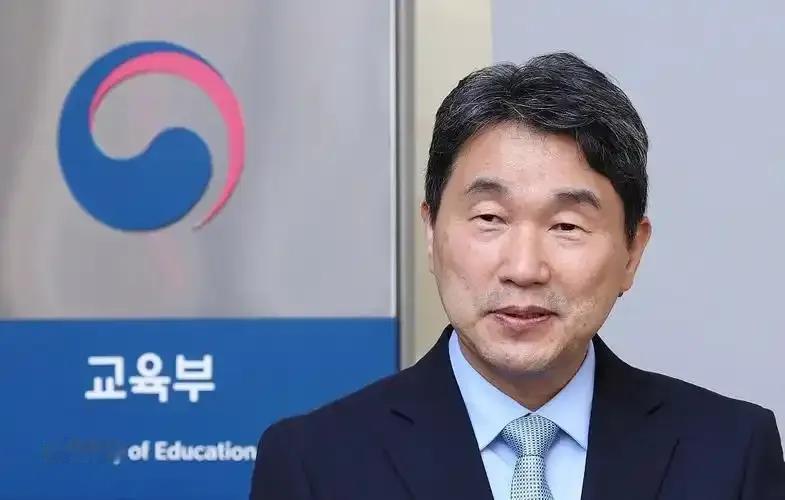 在更换总统这件事上，韩国人可以申遗了。自从尹锡悦发动戒严之后，短短100多天，
