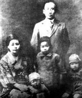 1948年，北京西山，门铃突然响了，于立群刚打开门，愣住了，门口站着一个五十多岁
