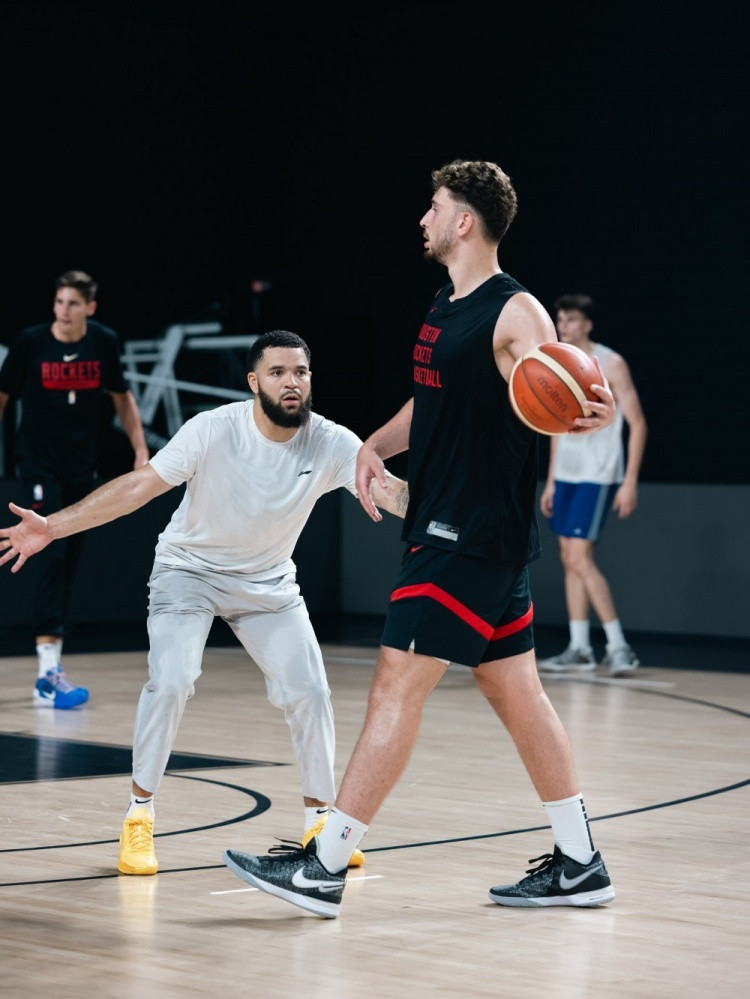 对阵奇才队，谢泼德轰下21分，还投中了5个三分球。虽然不久之前，还有很多人在质疑