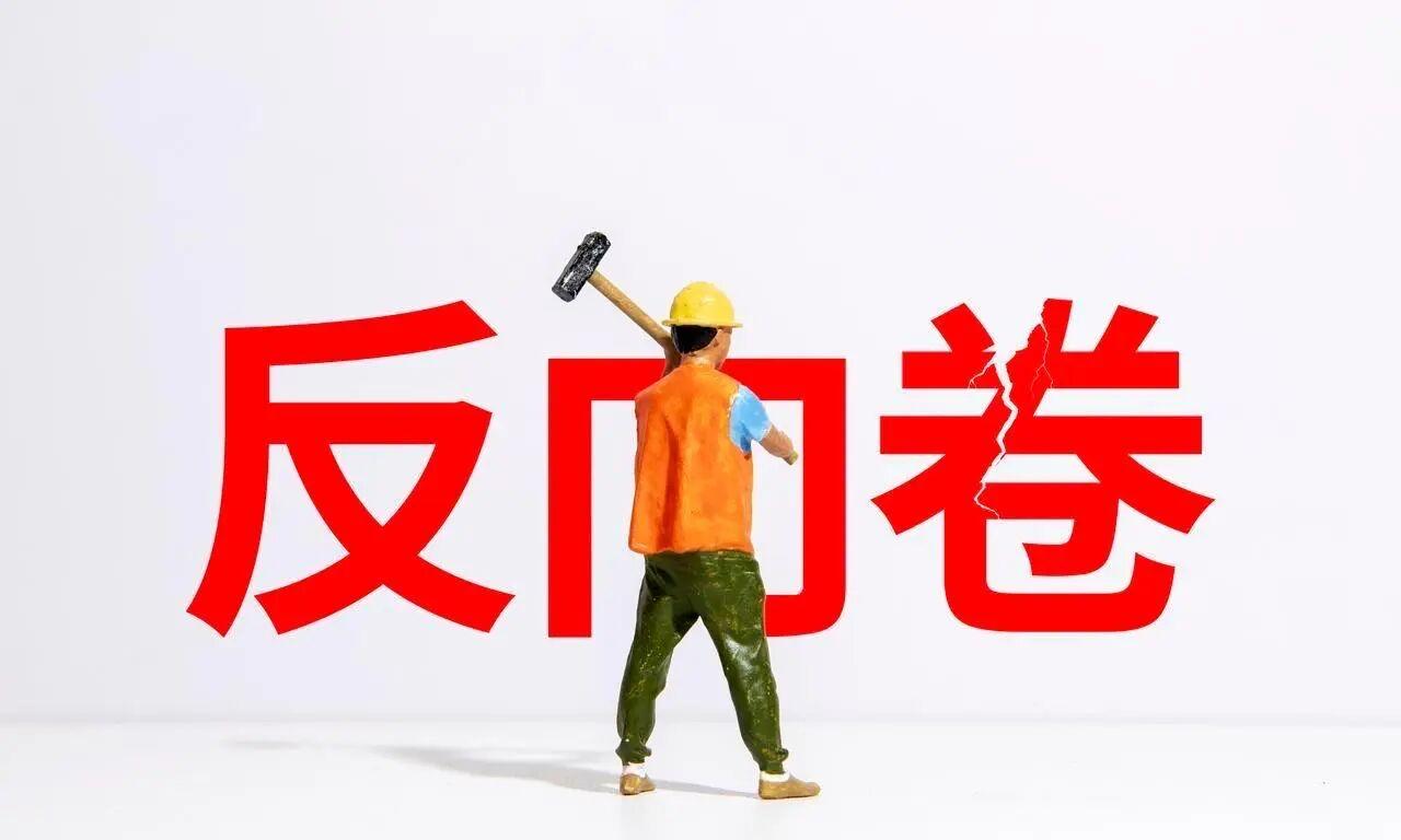 上周陪朋友去嘉定看盘。售楼处人挤人，销售拿着激光笔在沙盘上指来指去，什么联排加洋