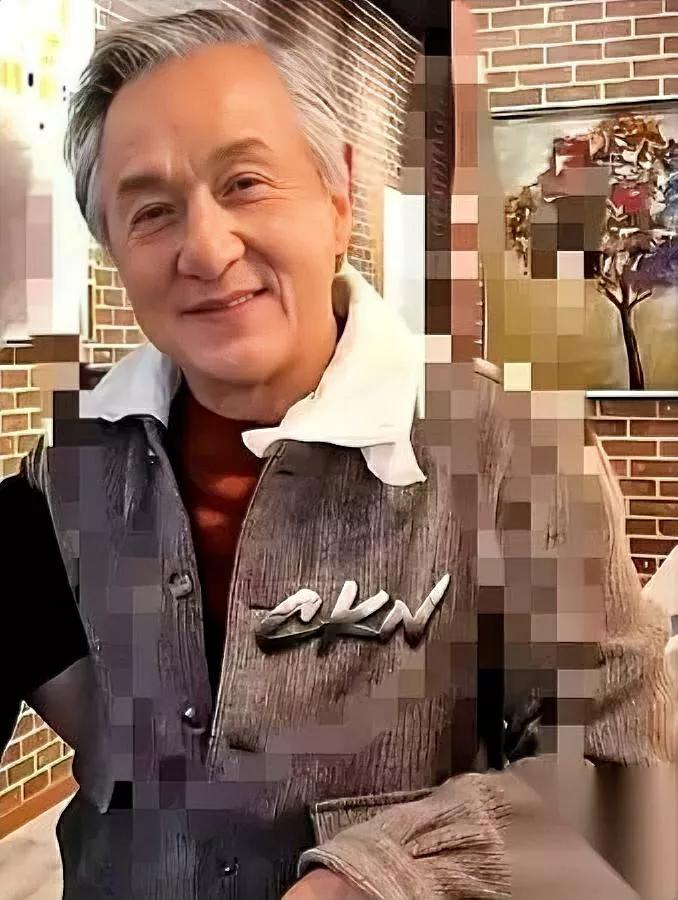 71岁成龙现在特黏人不是黏镜头，是黏女儿公寓的楼梯间。以前他总说“打天下