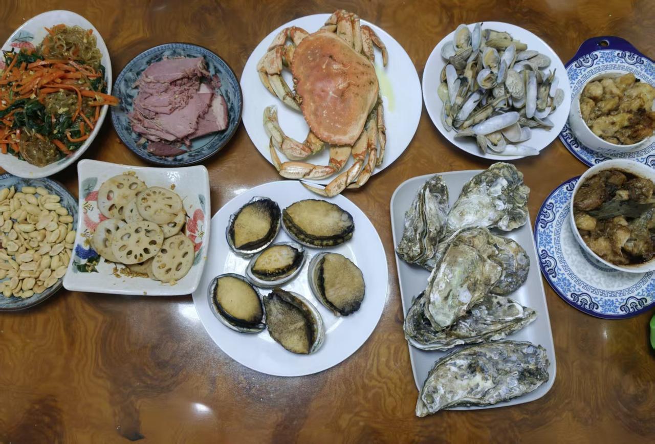 我家的年夜饭我们北方人年夜饭喜欢大鱼大肉、炸各式各样的扣碗，从大年三十吃