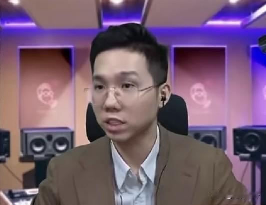 台湾媒体人彭文正直播连线“历史哥”李易修谈论立场转变问题。李易修直言：我爸爸是铁