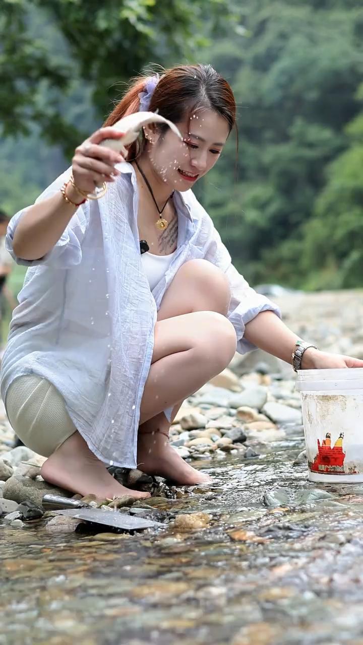 只要不和别人打交道。你会发现日子会过得相当的好。有口饭吃，有个地方睡觉...