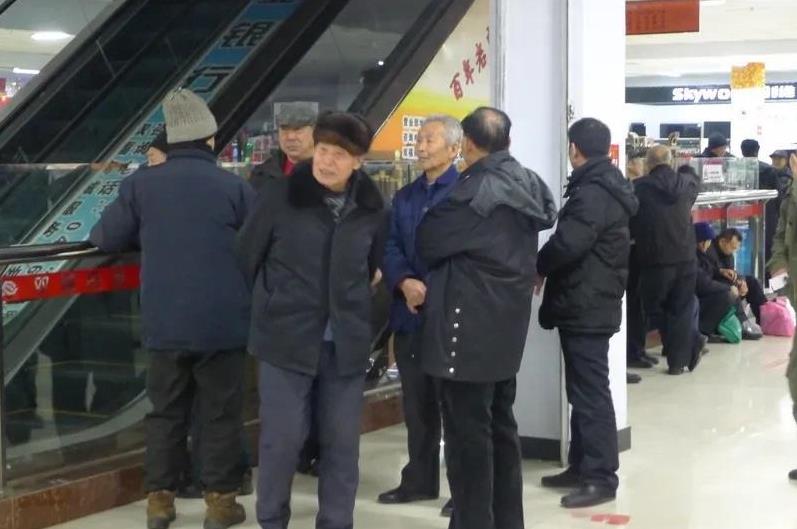 当兵时，团长夫人介绍小姨子给他，他说家里有对象了，团长让他考军校他却一个字也学不
