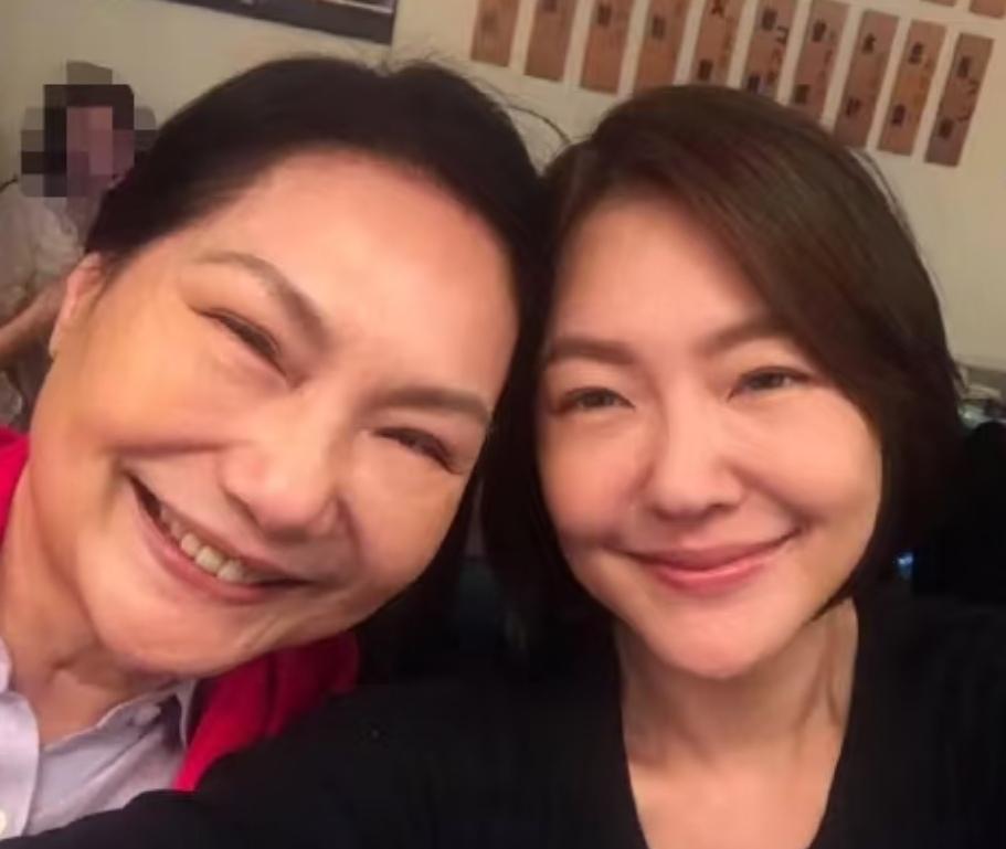 其实小S的眉眼和她妈妈长的也很像，但小S比姐姐大S强在了有一个好身体，而且小S不