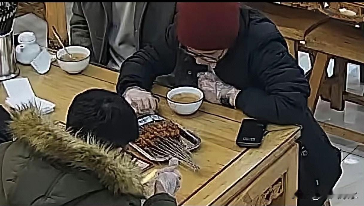 西安泡馍店“数签子”风波：印度人点单，小事闹出大争议。四名印度留学生在西安泡