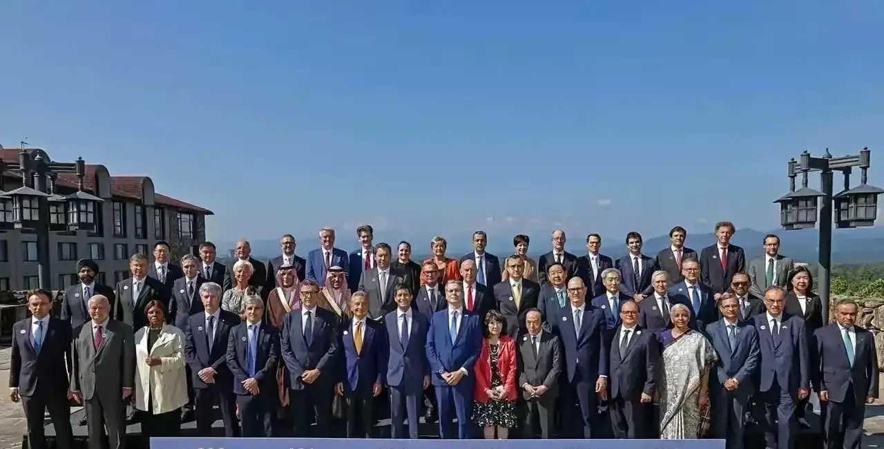 G20财长联合声明被中国一票否决，于是在大合影各国占位环节，我们被安排到了后