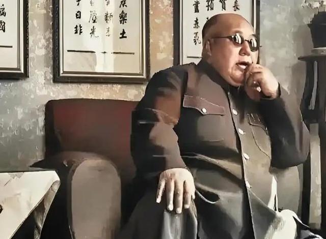 1956年，逃到美国后的马鸿逵，挺着腐败的大肚子，享受着小姨太给他做的奶酪，主政