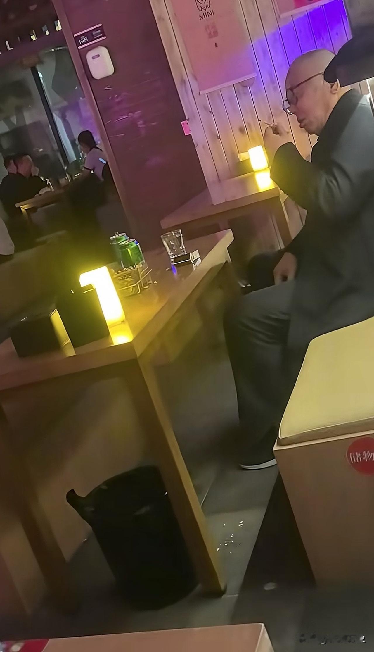 酒吧的角落的一位大爷