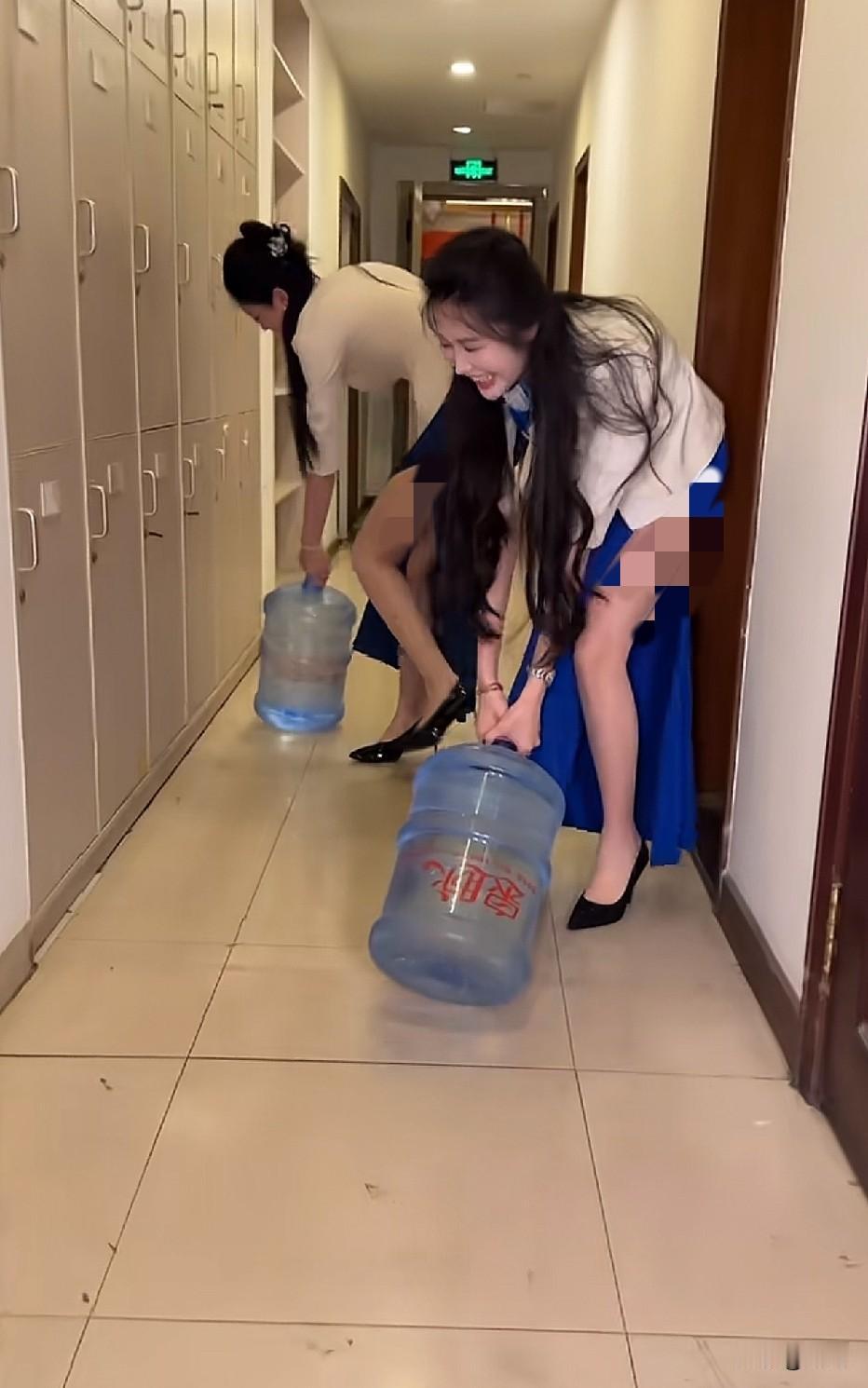 体现了美女们的美丽，柔弱