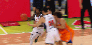 雪上加霜！北京时间2月6日晚进行的CBA俱乐部1/4决赛中，缺少了胡明轩、徐杰和