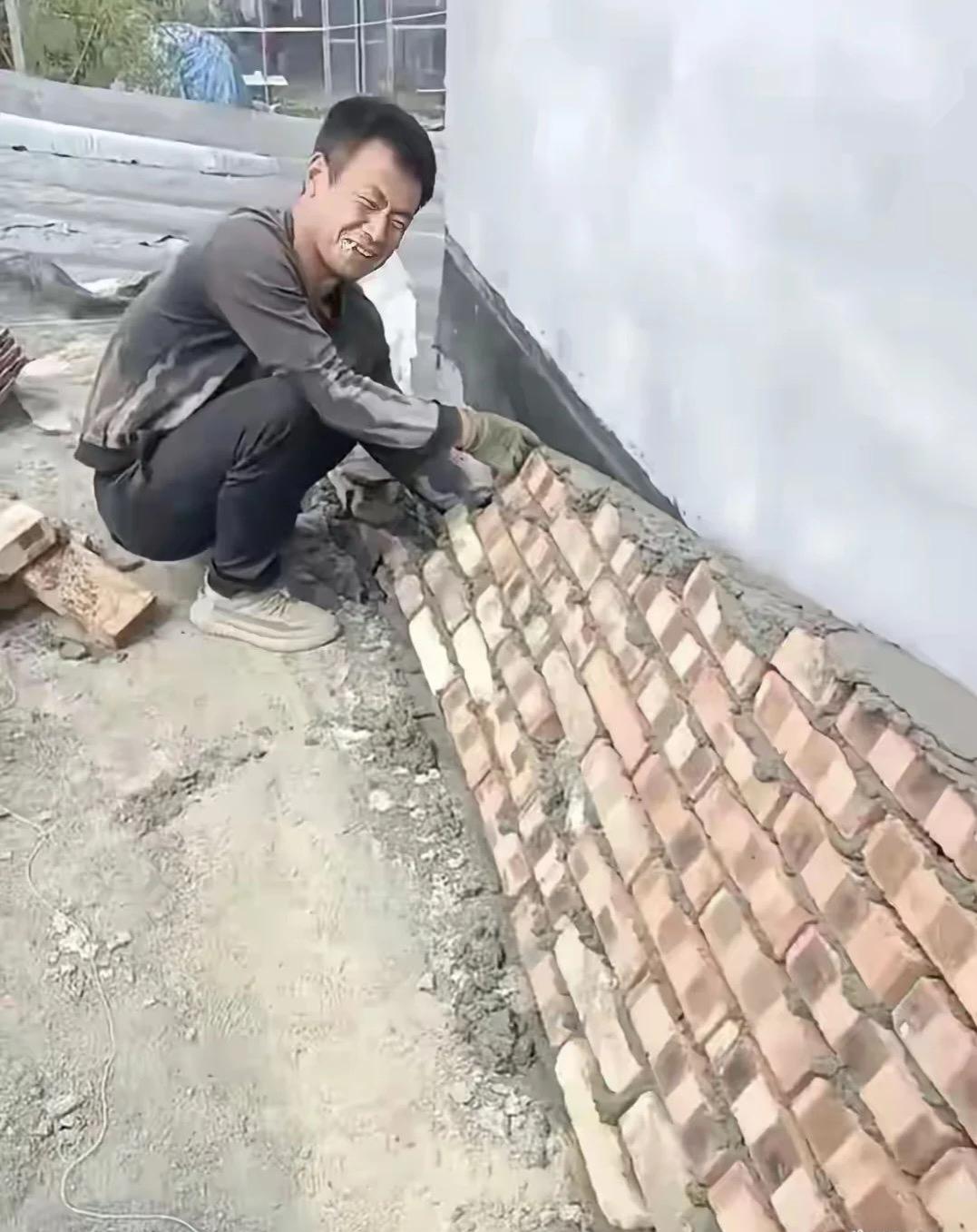 请了俩亲戚来帮忙砌墙。俩人在整个砌墙过程中一直笑，一直笑……也不知道究竟在笑