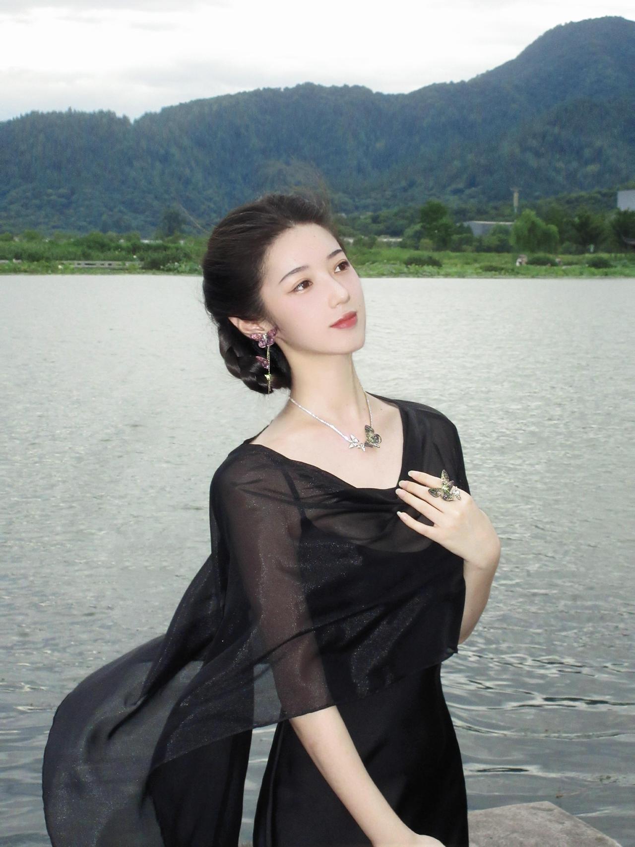 湖畔仙子