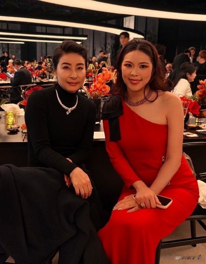 郭晶晶换新发型，配合富贵脸蛋更贵气了。11月8日，郭晶晶在北京参加一个珠宝展览，