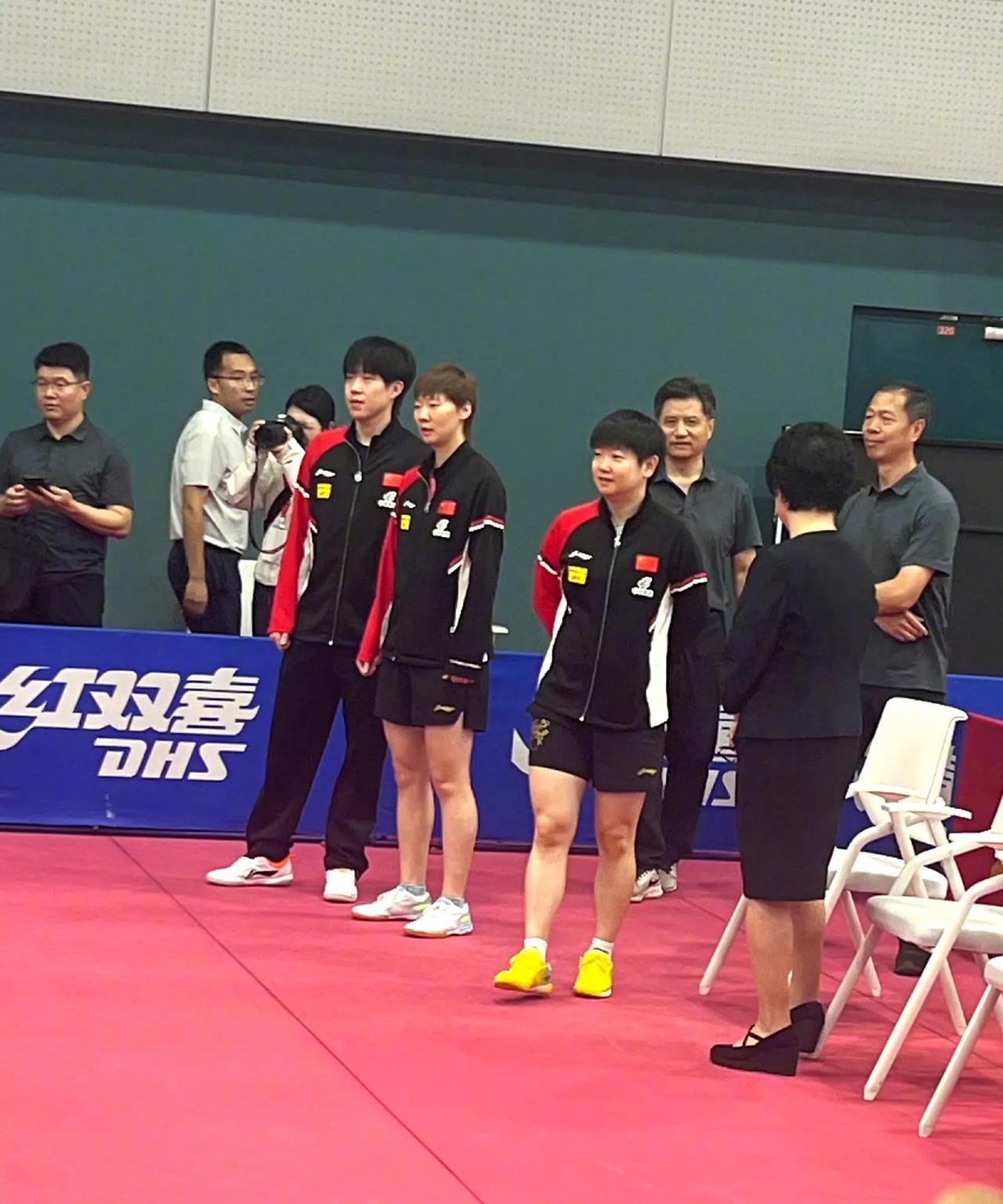 6月17日王曼昱和王楚钦两人站这么近，孙颖莎离这么远。没想到王曼昱也是站在了两人
