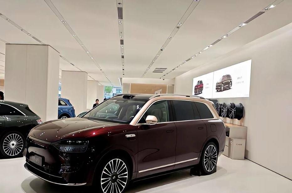 我跟你说个事儿，今天在华为店里我没怎么看车，我光看一个保洁阿姨了。真的，就看