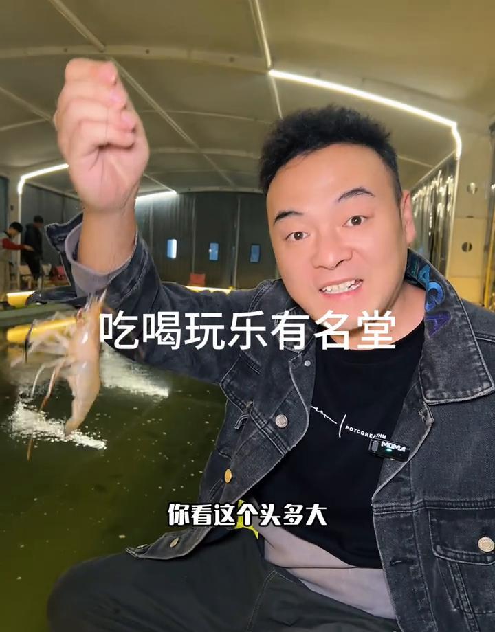 别再宅家刷手机了，城里人逮虾上瘾了。大棚里恒温暖和，虾比手指还长，一甩竿就上钩