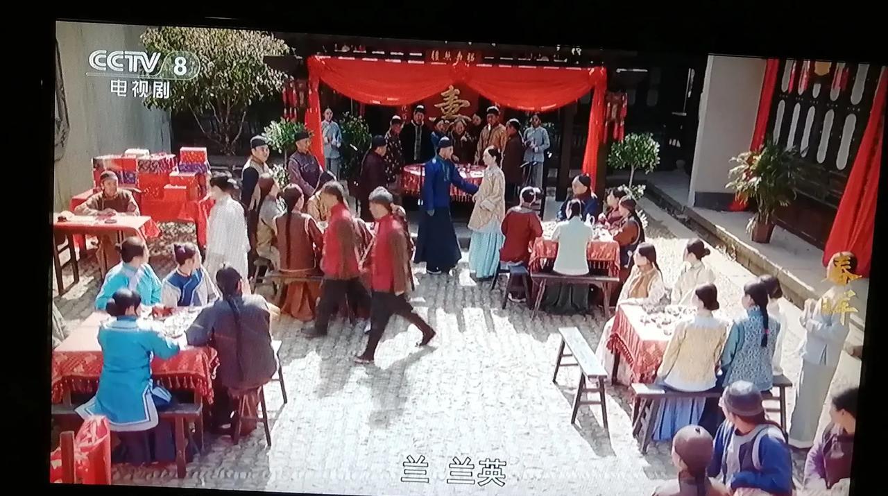 《春晖》。乡绅财主葛老爷子，信守承诺，把女儿兰英嫁给家道中落的蔡爸。兰英为蔡爸在