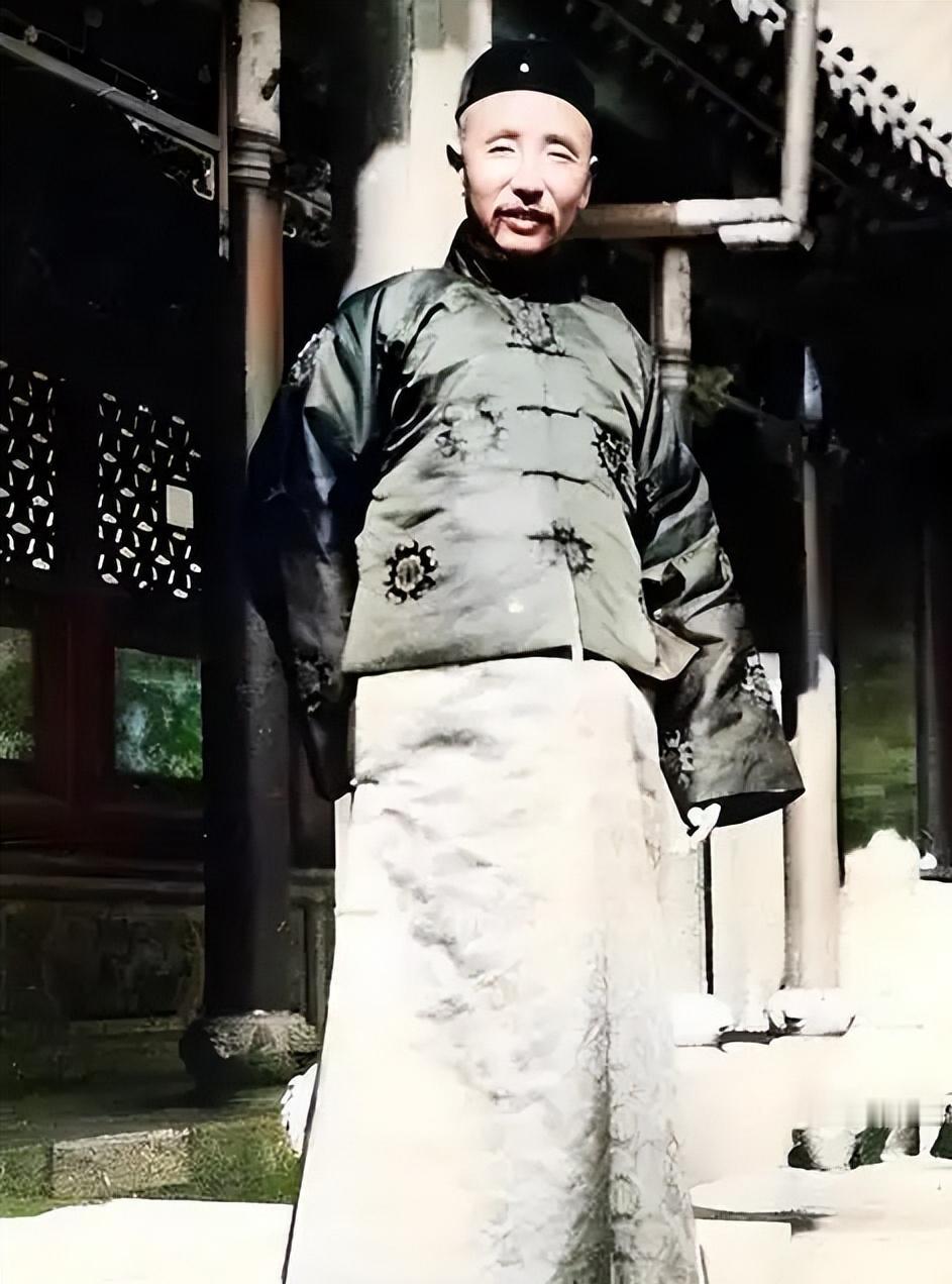 一次，张作霖正在面试4个保镖，突然，后院有人大喊：“抓刺客。”其中3人飞快地跑向