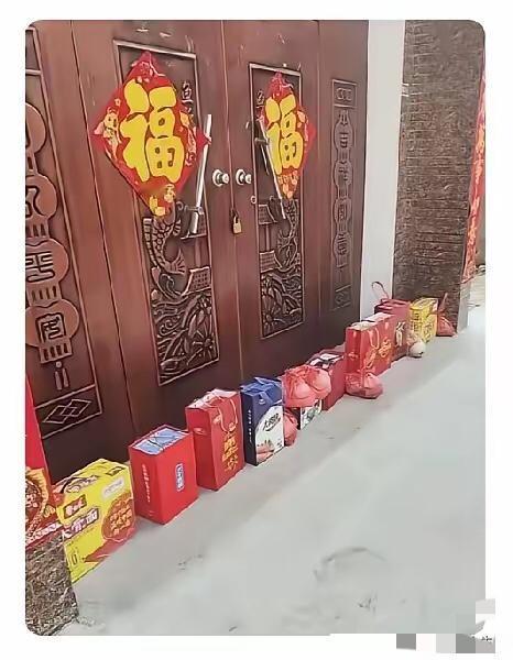 河南大年初二，舅舅舅妈为躲外甥外甥女拜年，直接锁门全家出游，本是让人不解的举动，