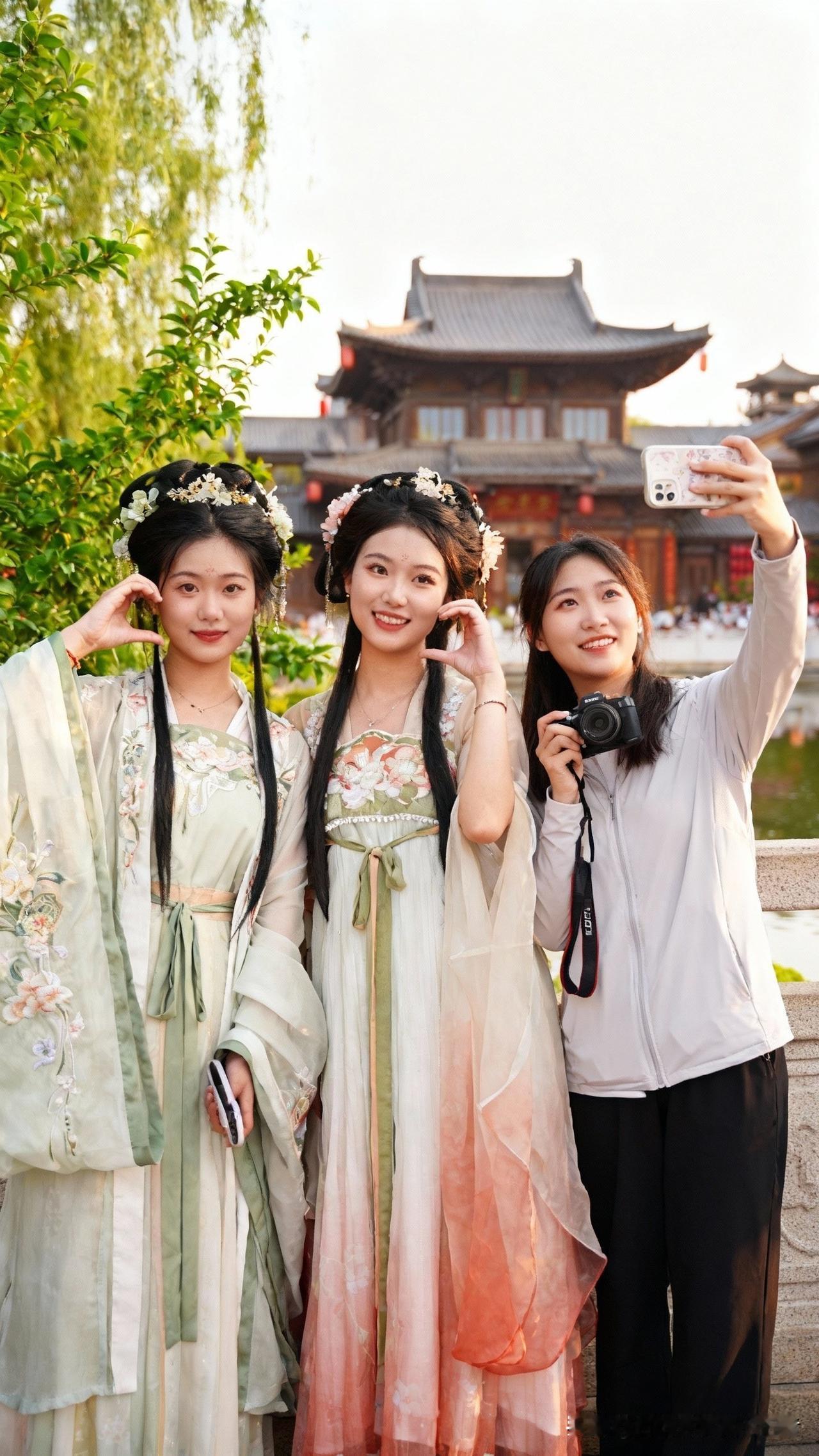 一段大学生“捞金”录音引发热议，内容令人咋舌。一名自称一本院校的女生，伙同室友利