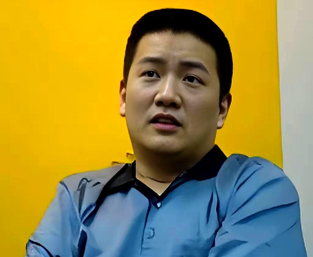 外语系毕业跑去当翻译，干得好好的，结果被老爸一条招聘消息拽去了电视台。1993