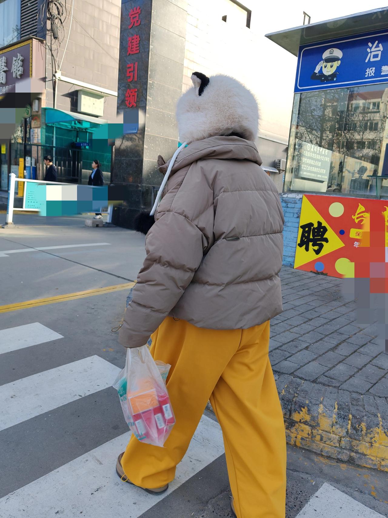 她说家里娶了个祖宗这是我们小区刘阿姨家的儿媳妇，女孩是相亲嫁给刘阿姨儿子华强的