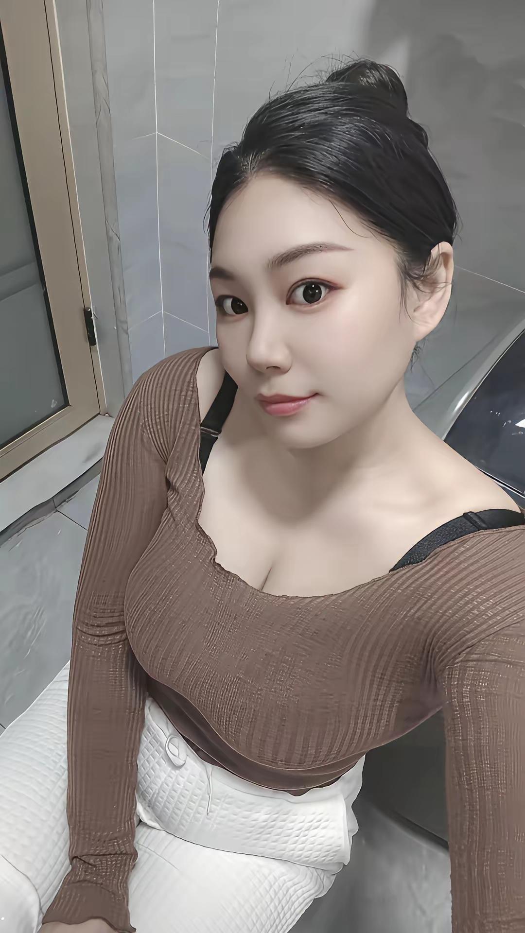 上联:看世界繁华,求下联品天下佳肴。