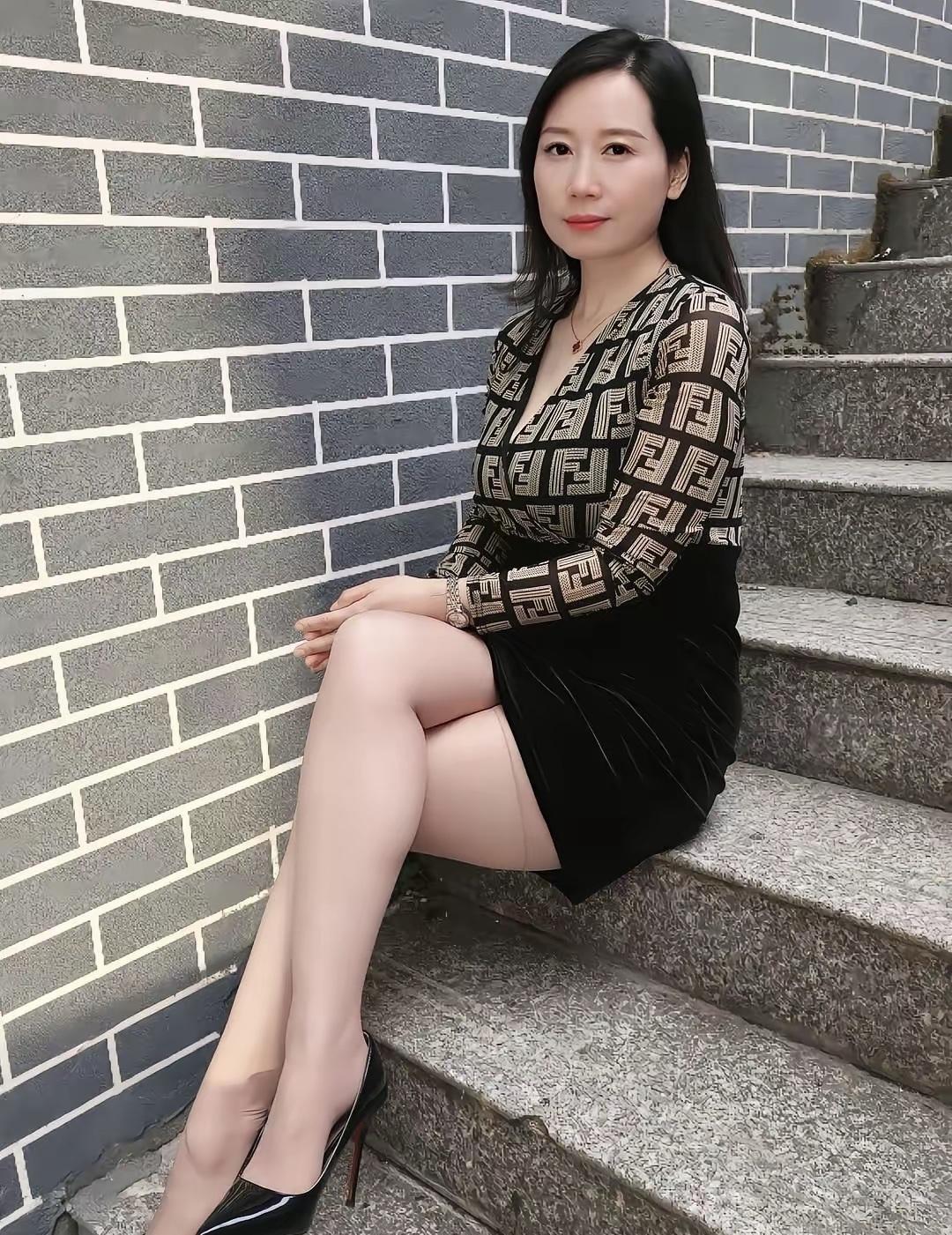 村里有位离异三年的大姐，至今没再踏入婚姻，却从没缺过“临时陪伴”。不是正儿八经的