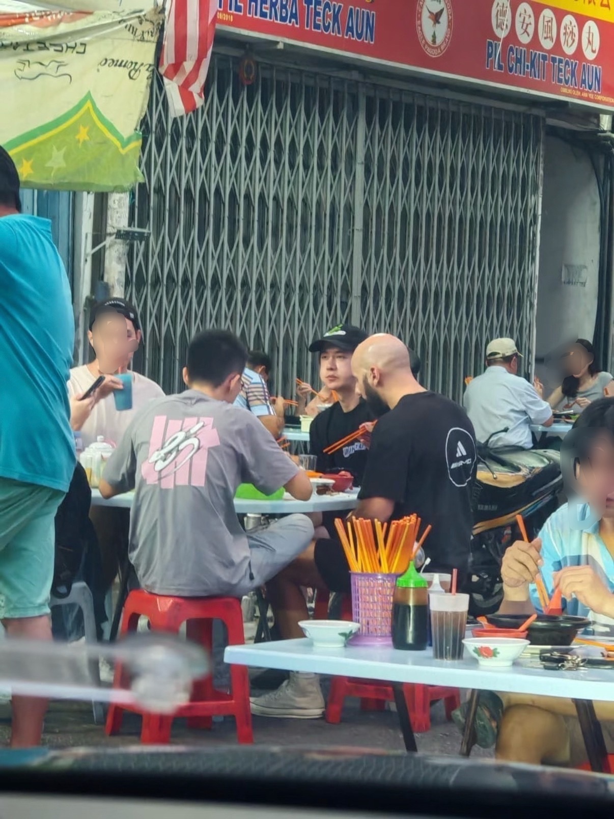 偶遇在马来西亚和车队聚餐的一博马来西亚偶遇王一博偶遇王一博与车队聚餐​​​