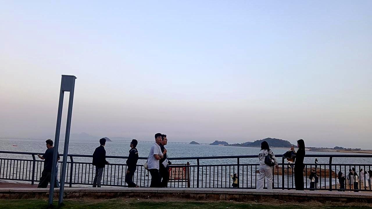 我爸妈都88了，可家里的钱，真是一点都不让我碰。工资卡、社保卡、房产证，我和我