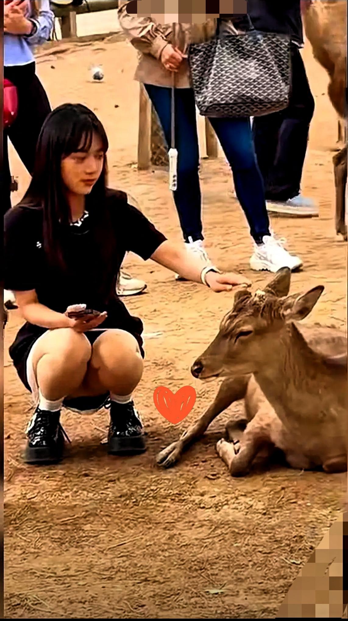 好歹内裤穿上吧我想拍照的是位二十出头的小姑娘,在商场扶梯口举着手机自拍,裙摆